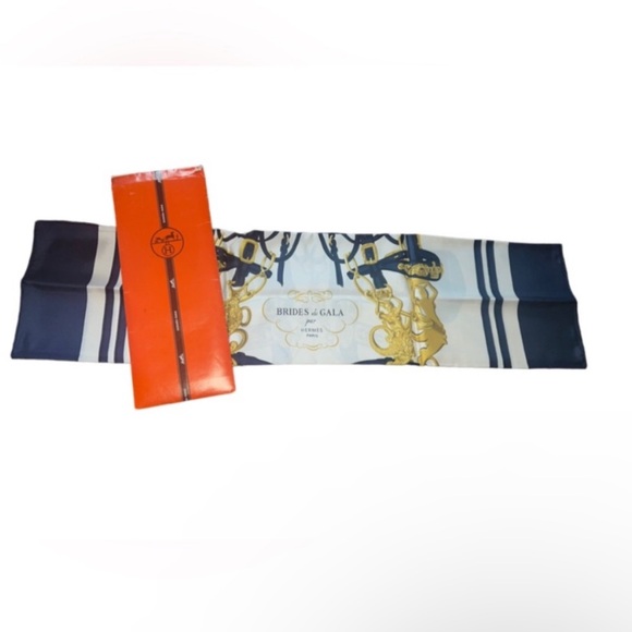 Hermès Silk Scarf, Brides of Paris series, with Open Hermés Scarf Bag - Picture 5 of 11